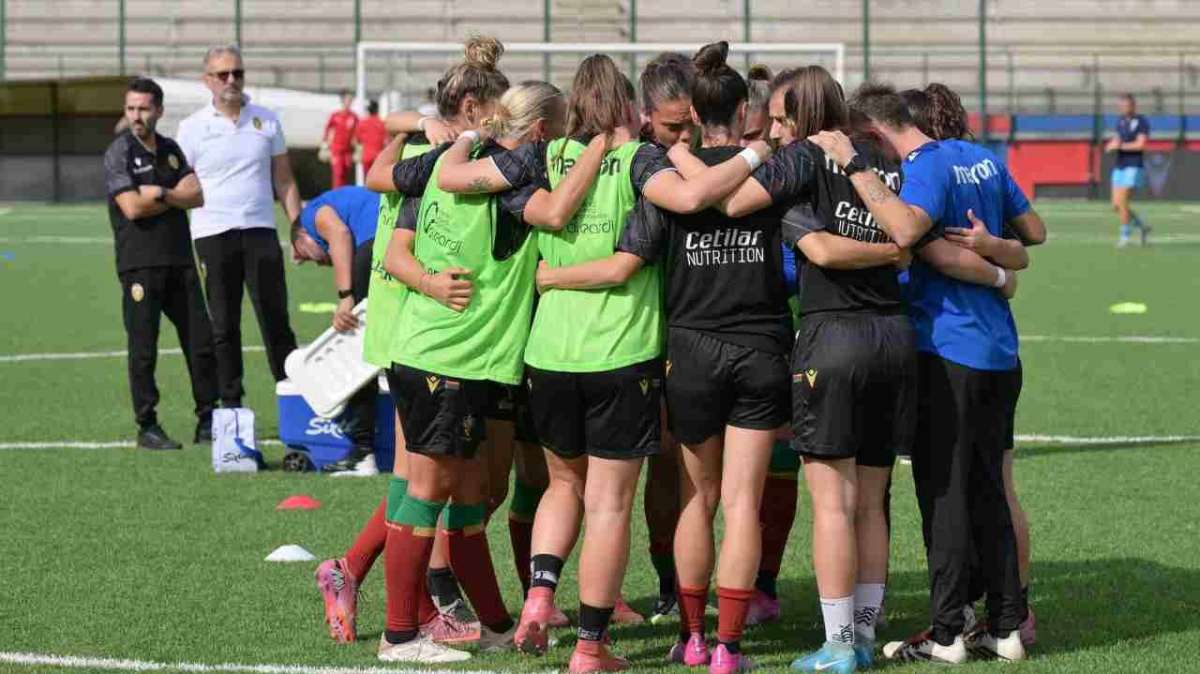 abbraccio - Foto Ternana Women