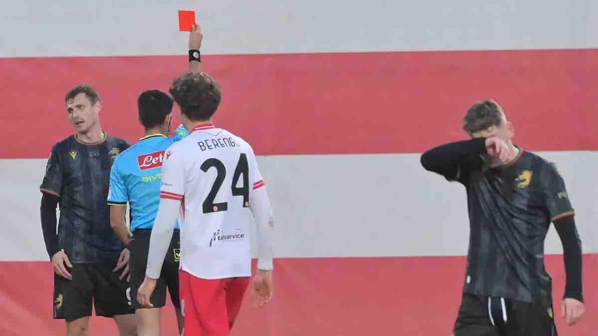 Dubickas ingenuo: primo rosso in carriere per l'attaccante lituano