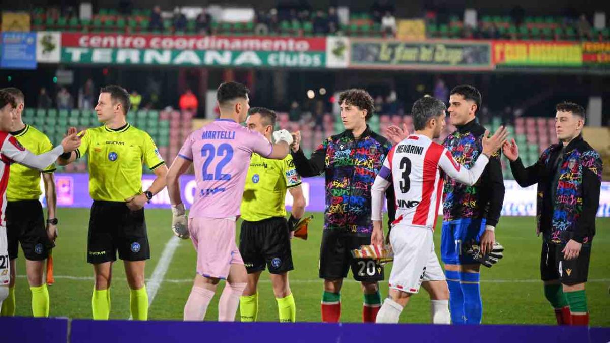 Ternana-Forl&igrave; stretta di mano