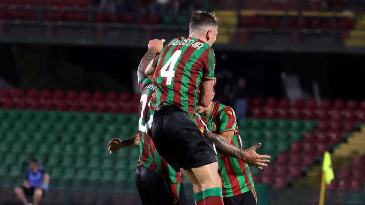 Andrea Vallocchia festeggia il gol di Alexis Ferrante - Foto Alberto Mirimao
