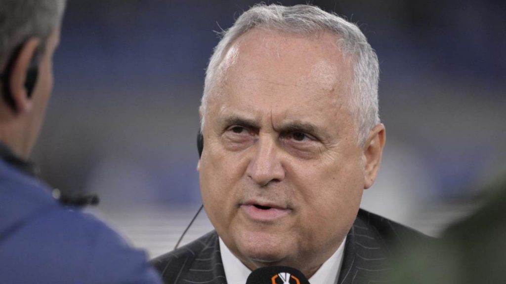 Tu devi rinnovare per forza | Lotito lo riempie d’oro per farlo firmare: resta alla Lazio per sempre