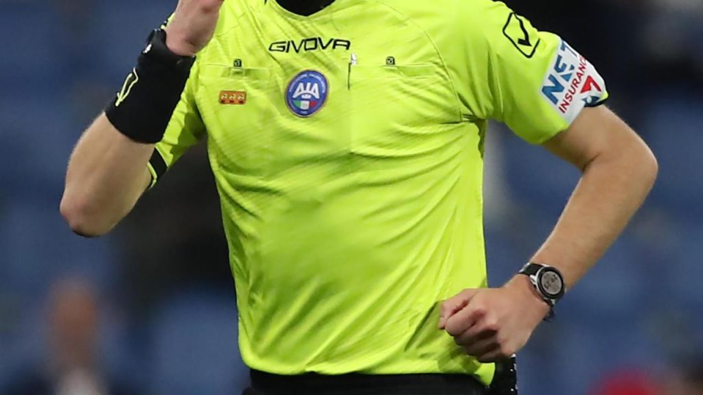 MATCH SOSPESO E SQUALIFICA PESANTE: ha morso i testicoli all’arbitro | E’ SUCCESSO UNA ROBA DA FILM