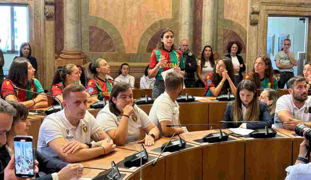 “Colori, crepe e coraggio: il manifesto di una squadra eterna”