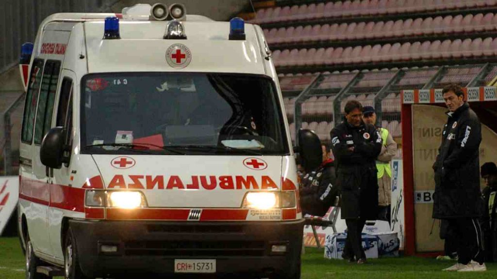 TERRORE IN CAMPO: colpo durissimo alla testa | Commozione cerebrale e trasporto d’urgenza in ospedale