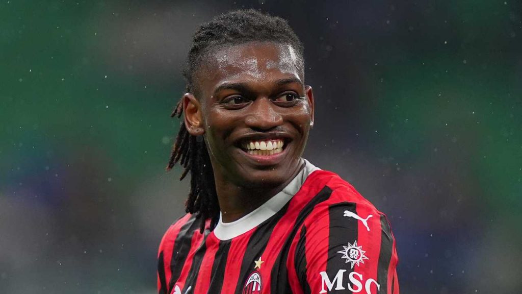Dopo Reijnders anche Leao saluta il Milan | Cessione OBBLIGATORIA: accordo TOTALE col nuovo club