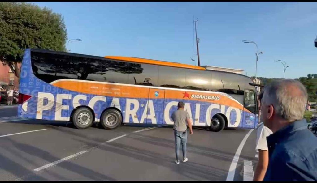 Ternana-Pescara, il pullman degli ospiti arriva al Liberati: guarda il video