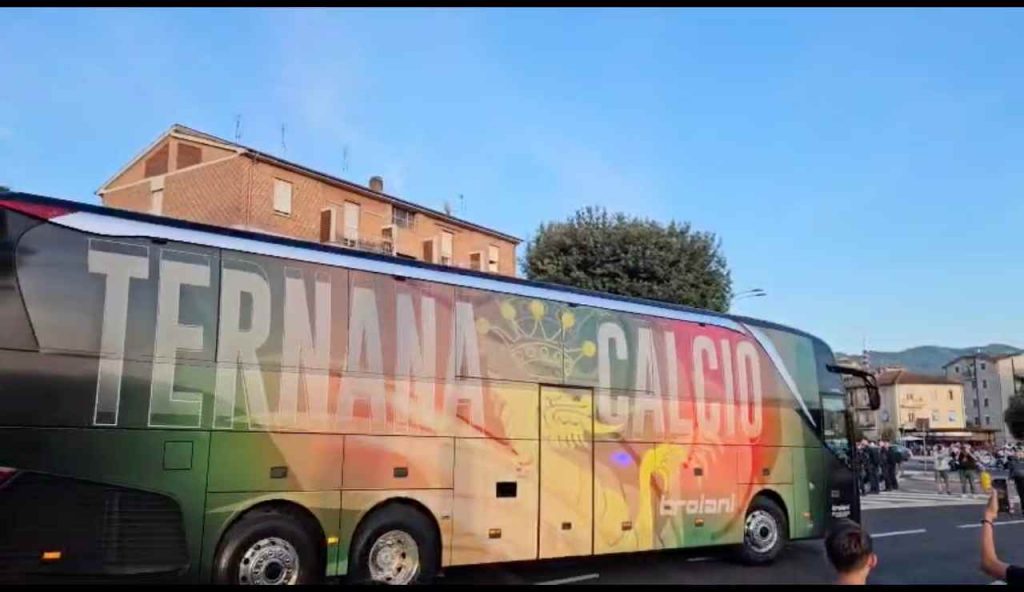 Ternana-Pescara, il pullman delle Fere arriva al Liberati: guarda il video