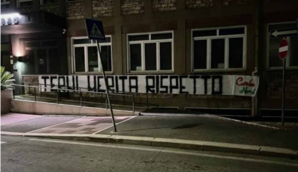 Striscione della Curva Nord sotto la sede della Ternana: “Terni merita rispetto”