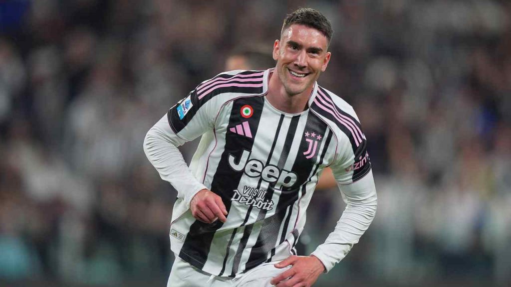 VLAHOVIC VIA DALLA JUVE: deve lasciare subito Torino | C’è anche l’annuncio UFFICIALE