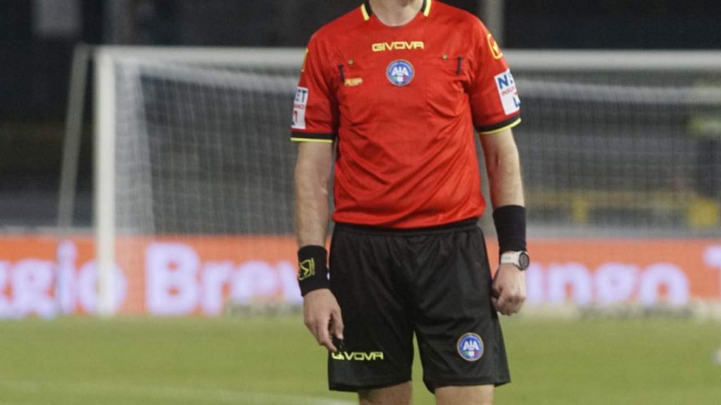 UN ANNO DI SQUALIFICA: ha preso a testate l’arbitro durante il match | Punizione SEVERISSIMA