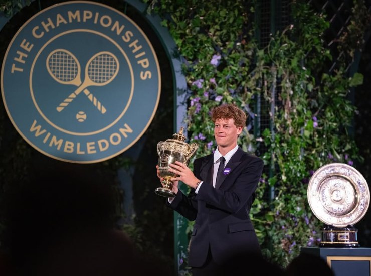 Jannik Sinner con il trofeo di Wimbledon - fonte Lapresse - ternananews.it