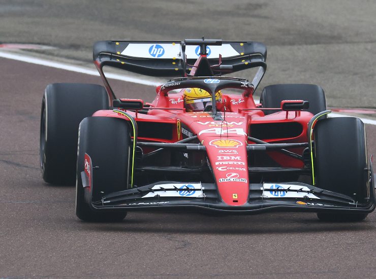 Lewis Hamilton a bordo della sua Ferrari - fonte X - ternananews.it