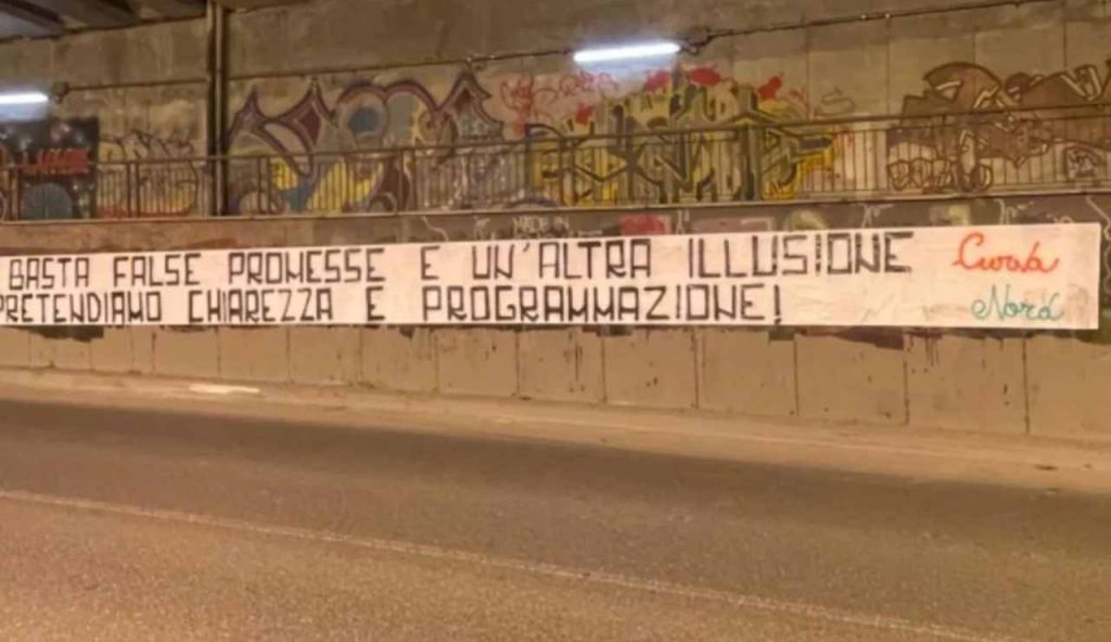 Curva Nord in azione: tre striscioni a Terni per chiedere chiarezza sul futuro della Ternana