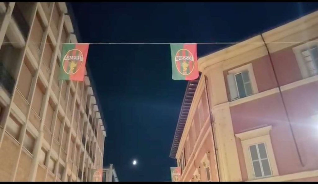 Centenario Ternana: a Corso Tacito le prime bandiere rossoverdi | VIDEO