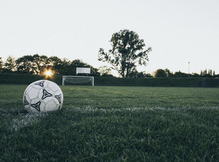 Tifosi fuori dallo stadio - fonte Pixabay - ternananews.it