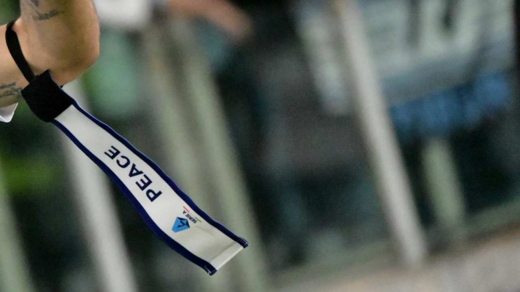 Non sei degno di fare il capitano, ti togliamo la fascia | Scoppia la bufera, scelta drastica del mister