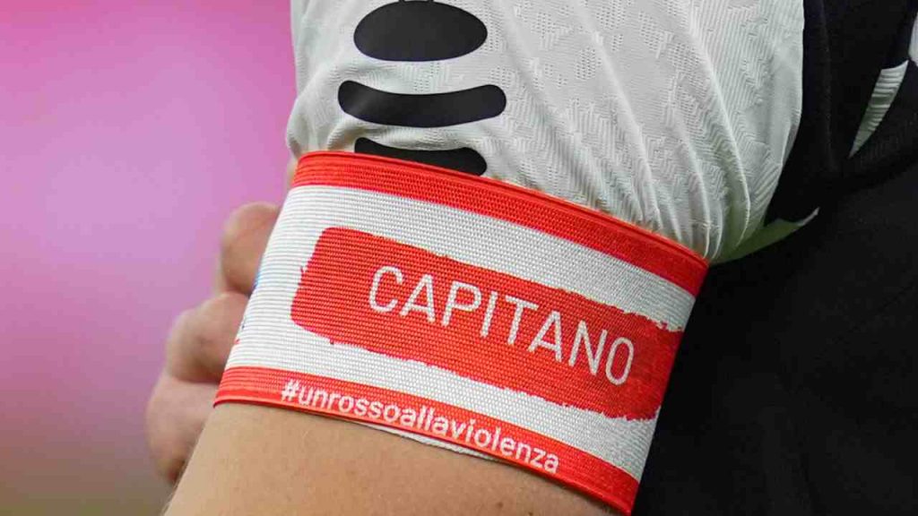 Ti togliamo la fascia di capitano, ti sei comportato malissimo | Scoppia la bufera nello spogliatoio