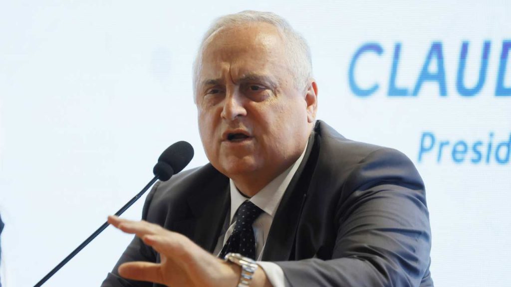 CROLLO LAZIO, così non si va da nessuna parte | Lotito ha sbagliato TUTTO: che delusione per i tifosi