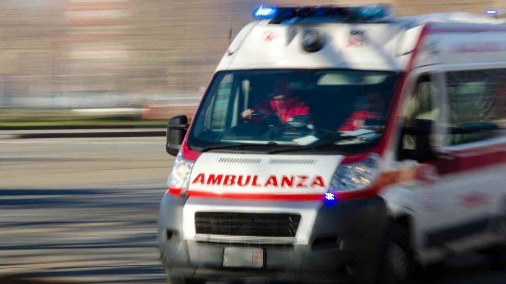 Giocatore aggredisce i sanitari: gesto deplorevole | Scatta l’arresto