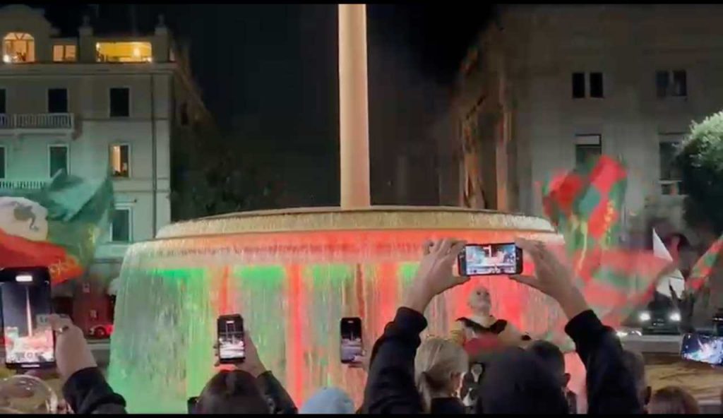 La Fontana dello Zodiaco si colora di rossoverde per i 100 anni della Ternana | VIDEO