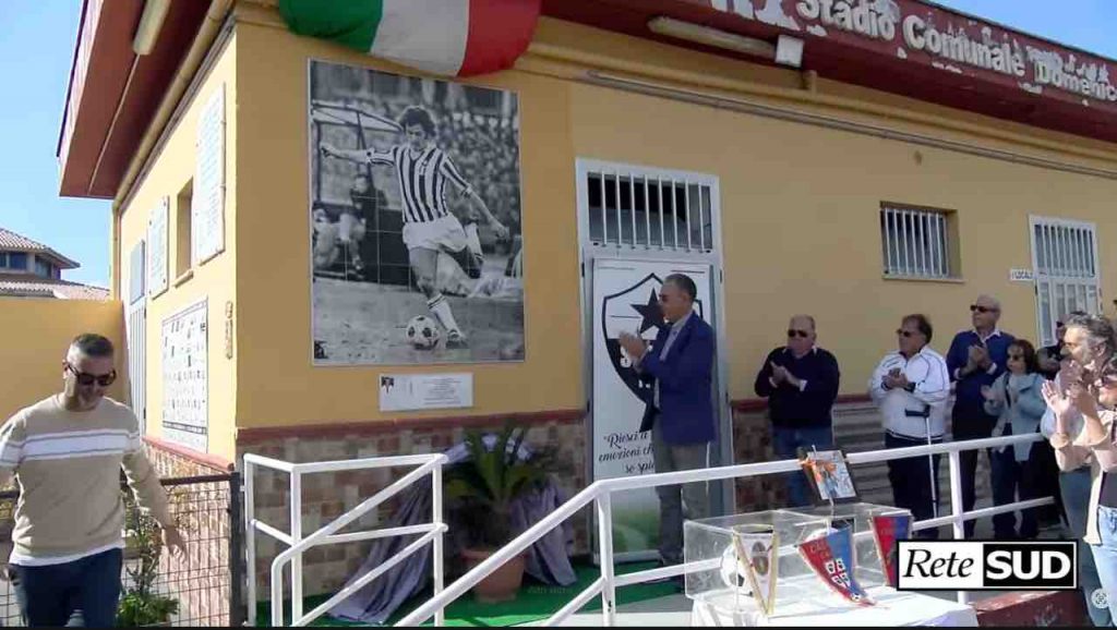 Scalea celebra Silvio Longobucco: inaugurata l’effigie dedicata al campione che vestì anche la maglia della Ternana