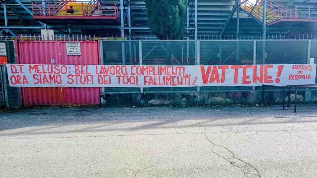 Perugia, la curva si ribella: “Stufi dei tuoi fallimenti! Vattene”