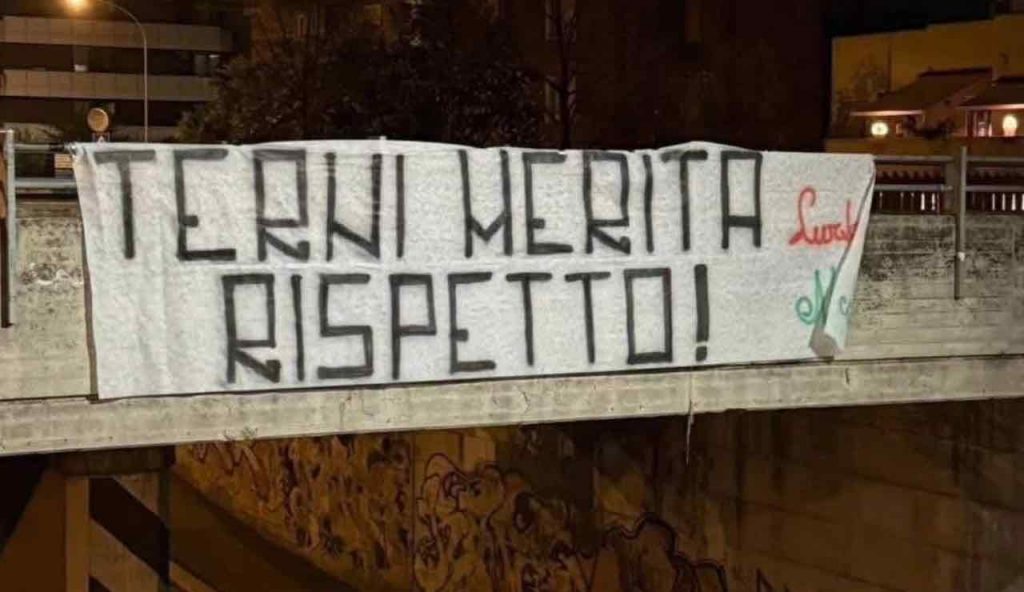 Stadio-clinica, la Curva Nord si fa sentire con cinque striscioni in giro per Terni | FOTO
