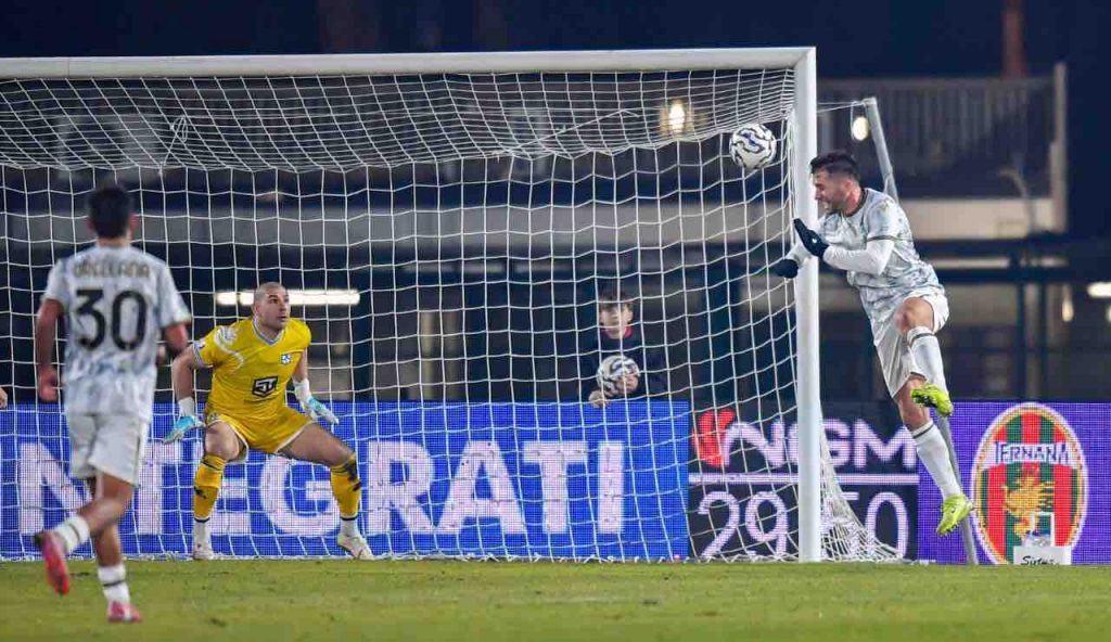 Ternana in semifinale di Coppa Italia, l’abbraccio dei tifosi | VIDEO