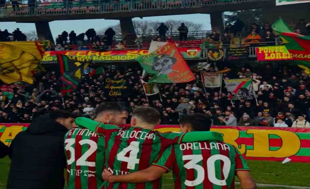 Abbraccio alla Curva Nord: il Liberati spinge le Fere | VIDEO